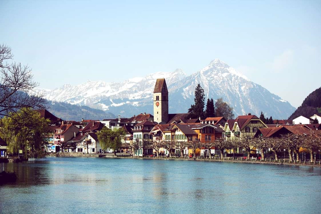 7. Interlaken, Thụy Sĩ: Nằm ở độ cao 566 m, thị trấn Interlaken thuộc vùng cao nguyên Bernese của dãy núi Alps, giữa 2 hồ nước, Thun và Brienz. Thị trấn đóng vai trò là cửa ngõ để đến các địa điểm phiêu lưu gần đó và cung cấp các hoạt động như đi bộ đường dài, dù lượn, nhảy dù và trượt tuyết.