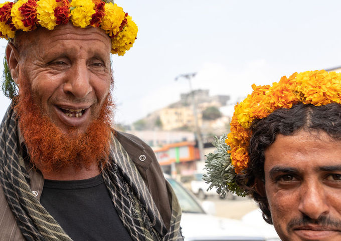 Nhiếp ảnh gia Pháp, Eric Lafforgue, đến các tỉnh Jizan và Asir (Saudi Arabia), nằm dọc biên giới Yemen để khám phá văn hóa độc đáo nơi đây và thực hiện bộ ảnh “những người đàn ông đội hoa”.