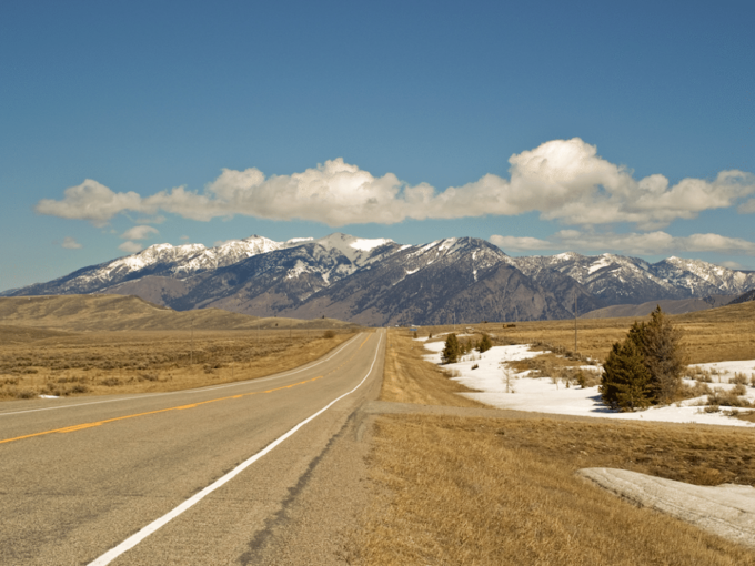 Xa lộ 2, Montana Montana được biết đến là một trong những tiểu bang nguy hiểm nhất đối với người lái xe, chủ yếu là do đường cao tốc kéo dài giữa các thị trấn. Nếu bị tai nạn trên đường, bạn phải tự đi đến trạm xá gần nhất hoặc phải mất 80 phút để xe cứu thương đến. Tuyến đường này đặc biệt nguy hiểm vì tài xế phải duy trì giới hạn tốc độ khoảng 113 km/h qua các con đường núi. Bang Washington đã chi gần 60 triệu USD để làm đường an toàn hơn. Ảnh: Sue Smith.