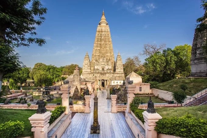 Chùa Mahabodhi (hay chùa Đại Giác Ngộ, chùa Đại Bồ Đề) tọa lạc ở Bodh Gaya, thuộc huyện Gaya, bang Bihar, cách thủ phủ của bang là thành phố Patna, Ấn Độ khoảng 96 km. Di tích này có một tháp trung tâm bằng đá cao 55 m và bốn tháp nhỏ hơn bao quanh, là nơi hành hương lớn nhất của các tín đồ Phật giáo trong hơn 2.000 năm. Khuôn viên chùa Mahabodh có cây bồ đề linh thiêng được cho là nơi Đức Phật đã giác ngộ, dưới gốc cây là tòa kim cang VaJirasana sa thạch đánh dấu nơi Đức Phật đã từng ngồi. Theo kinh Phật, sau khi thiền định và giác ngộ, Phật tổ đã dành cả đời mình để giảng dạy Phật pháp cho đến khi qua đời ở tuổi 80. Ngôi đền Mahabodhi được UNESCO công nhận là di sản thế giới vào năm 2002. Ảnh: Goibibo.