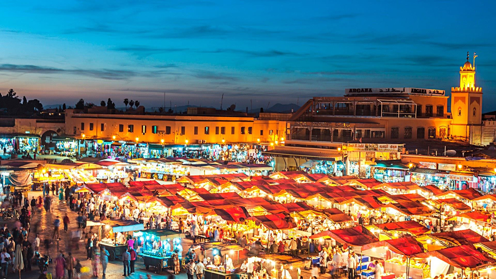 Chợ đêm Marrakech là một trong những điểm đến nổi tiếng nhất Morocco. Thu hút du khách bởi không khí sôi động, nơi đây tựa một sân khấu tạp kỹ lớn khi màn đêm buông xuống. Từ những người chơi nhạc, thầy bói đến các gian hàng, tất cả mang đến vẻ huyền bí tựa trong những câu chuyện nghìn lẻ một đêm. Ảnh: Shutterstock.