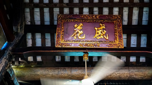Các bộ kinh Kim Cang, Phổ Môn, Địa Tạng… bằng chữ Hán khắc gỗ năm 1919 vẫn được lưu giữ. Những di ảnh, linh vị đều nằm trong chiếc khánh bằng gỗ sơn son, thếp vàng chạm trổ hoa văn sắc sảo.