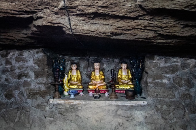 Các bệ thờ trong chùa được người xưa tạo tác, gia công từ các vách đá tự nhiên.
