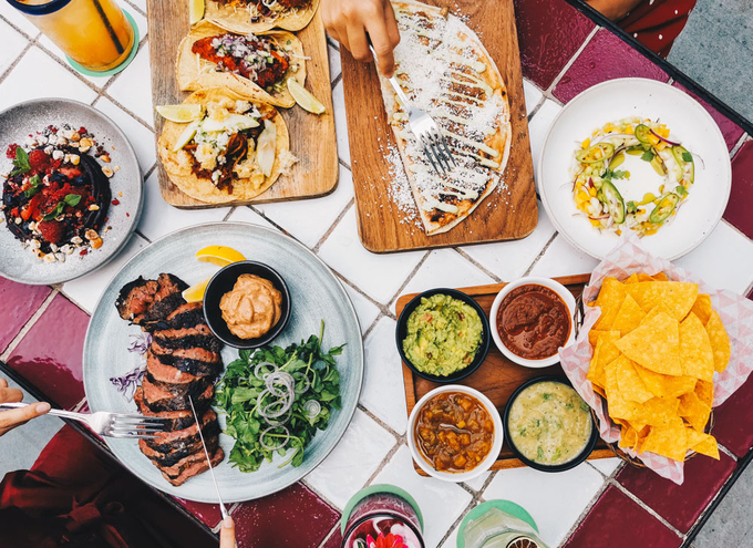 Nhà hàng mang phong cách ẩm thực Mexico, thực đơn có nhiều loại tacos phong phú. Ngoài ra, bạn có thể chọn các món bít tết đã nhận được nhiều lời khen. 
