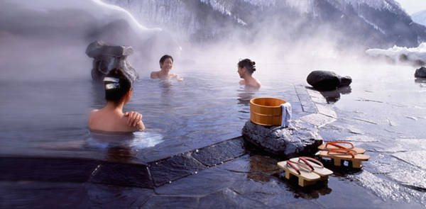 Tắm suối nước nóng là một trải nghiệm tuyệt vời cho du khách đến Nhật. Ảnh: Takaski.