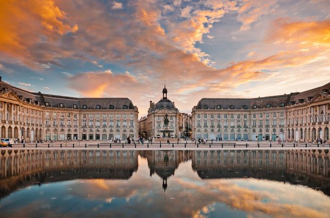 Thành phố Bordeaux, Pháp Được mệnh danh là một trong những thành phố đẹp nhất châu Âu, Bordeaux trở thành điểm đến yêu thích của nhiều du khách khi đến Pháp. Tại đây, bạn có thể khám phá thành phố với những con đường đẹp, tòa nhà lịch sử, ẩm thực đa dạng cùng sự mến khách của người dân. Bordeaux mang vẻ đẹp truyền thống, cổ điển, đặc biệt trong mùa thu. Lúc này, những vườn nho nổi tiếng ở Saint-Emilion dần chuyển sang sắc vàng đỏ. Tại đây, du khách có thể đi dạo trên những con đường ngập nắng và dùng bữa tối trong ánh hoàng hôn lãng mạn của buổi chiều. Một số đặc sản nổi tiếng của Bordeaux là hàu, trứng cá muối, măng tây trắng và những loại rượu vang nổi tiếng nhất thế giới. Ảnh: Shutterstock/Alexander Demyanenko.