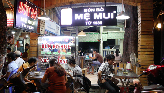 Quán bún bò trên đường Lê Hồng Phong đến nay mở được hơn 80 năm, với công thức gia truyền của mệ Mui, gắn bó với nhiều thế hệ người Đà Nẵng. Du khách đến đây cũng thường tìm đến quán ăn trứ danh này.