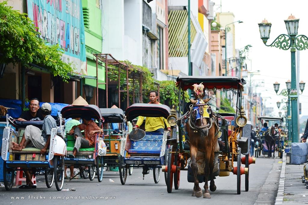 Để trải nghiệm Yogyakarta thêm trọn vẹn, bạn đừng quên ghé thăm thành phố vào mùa khô từ tháng 7 đến tháng 9. Du khách có thể đến Yogyakarta bằng đường hàng không (sân bay quốc tế Adisucipto) hoặc đón xe buýt, tàu hỏa trong khu vực. Trong thành phố, taxi, xe buýt hay xe kéo ba bánh là những phương tiện giao thông phổ biến bạn có thể tìm thấy trên bất kỳ tuyến phố nào. Ảnh: Fiveprime.