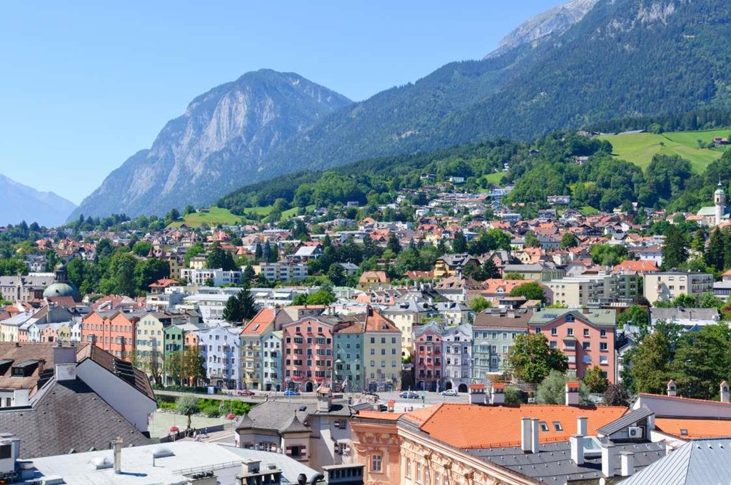 3. Innsbruck, Áo: Thành phố Innsbruck là một trong những nơi được lựa chọn nhiều nhất cho một kỳ nghỉ trên núi ở châu Âu. Innsbruck nằm ở độ cao 574 m so với mực nước biển. Nơi đây có nhiều cung điện, nhà thờ, lâu đài, bảo tàng cùng khung cảnh thiên nhiên xinh đẹp. Thành phố còn nổi tiếng bởi là nơi đăng cai tổ chức các sự kiện thể thao mùa đông như Thế vận hội mùa đông, Paralympic mùa đông và Thế vận hội thanh niên mùa đông.