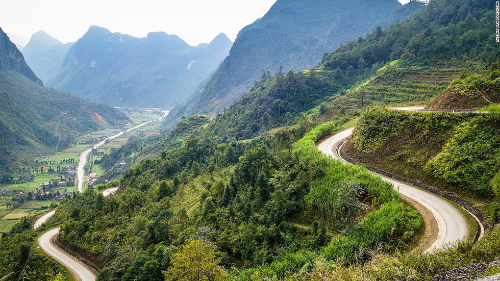 "Phượt" vùng núi phía bắc: Du khách có thể đăng ký tour của các công ty du lịch, hoặc tự mình thuê xe khám phá vùng núi phía bắc Việt Nam. Trong đó, Hà Giang là điểm đến được nhiều người yêu thích, với những bản làng hồn hậu, đường đèo ngoạn mục và những thung lũng đẹp như tranh.