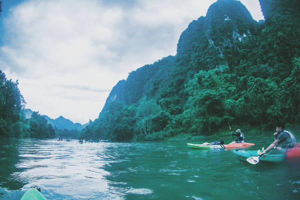  Một số dãy núi tai mèo hai bên bờ sông khiến tôi liên tưởng đến vẻ đẹp của Hà Giang. Ảnh: Mai Hương