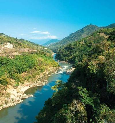 Con sông Mã trong xanh chảy qua thác ghềnh trên cung đường Co Lương – Mường Lát