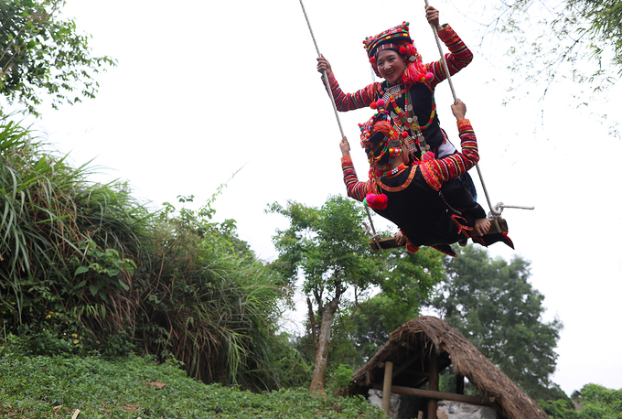 Trong ngày này, hai cây đu được dựng lên. Cây đu trong nhà cho trẻ nhỏ, còn người lớn cùng nhau chơi cây đu ở khu đất giữa bản.