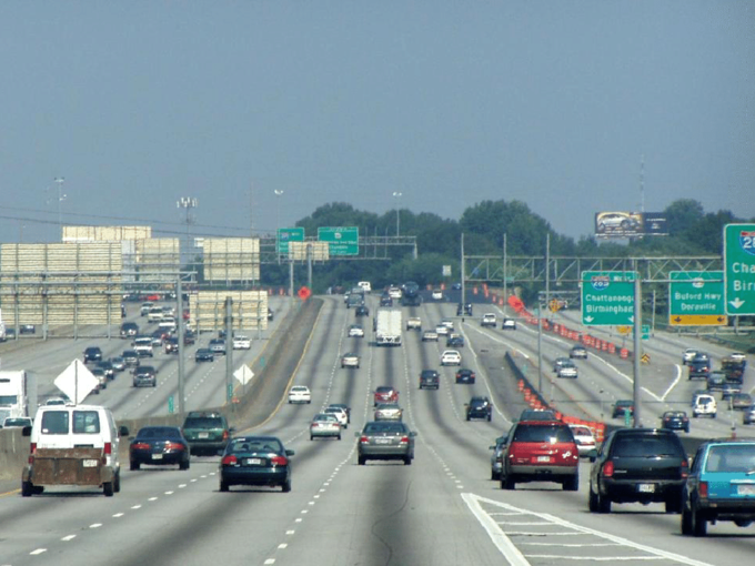 Đường liên bang 285, Atlanta Trong năm 2013, cứ khoảng 16 km thì có 3,5 vụ tai nạn chết người trên tuyến đường này. Điều này khiến Georgia trở thành bang đứng thứ 7 trong danh sách khu vực có tai nạn gây tử vong tồi tệ nhất ở Mỹ. Con đường nguy hiểm vì có nhiều khúc cong, giao thông đông đúc và rất nhiều xe kéo trên xa lộ. Ảnh: Flickr.