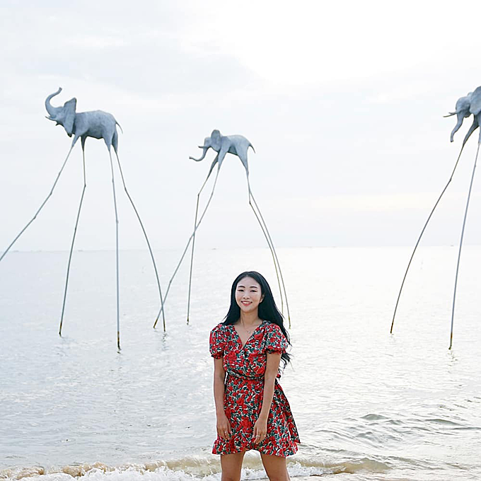 Với 122.000 người theo dõi, travel blogger nổi tiếng người Hàn Quốc Sunah C được rất nhiều người hỏi thăm sau khi check in trên bãi biển độc đáo ở Việt Nam, với hình nộm "những chú voi đi bộ trên bãi biển". Là khu tổ hợp nằm trên Bãi Trường, Sunset Sanato Beach Club nổi bật với các tác phẩm nghệ thuật của kiến trúc sư nổi tiếng Nikita Marshunok như đàn voi, đàn cá, nón lá, nơm bắt cá, hình đầu người với kích thước lớn, đặt ngay trên bãi cát và bờ biển. Thậm chí, nhiều khách Việt còn "mắt tròn mắt dẹt" khi biết đây là địa danh ở Việt Nam chứ không phải ở trời Tây.
