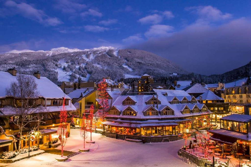 6. Whistler, Canada: Thị trấn nghỉ dưỡng Whistler ở độ cao 670 m trong dãy núi Coast của bang British Columbia, Canada. Đây là một điểm đến thu hút quanh năm và cung cấp cho du khách đến đây tầm nhìn ấn tượng đến dãy núi Whistler và Blackcomb. Tới đây, bạn cũng có nhiều hoạt động hấp dẫn như spa thư giãn, trượt tuyết, xe đạp leo núi, trải nghiệm ẩm thực và mua sắm.