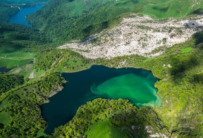 Thiên nhiên nguyên sơ Những người yêu thiên nhiên không thể bỏ lỡ cơ hội khám phá Azerbaijan, từ dãy Kavkaz kỳ vĩ trải dài khắp miền bắc nước này, đến biển Caspi - hồ nước mặn lớn nhất thế giới với diện tích bề mặt 371.000 km2 và thể tích 78.200 km3. Trên ảnh là hồ nước xanh Göygöl tự nhiên nằm ở chân dãy Murovdag thuộc Rặng núi Tiểu Kavkaz. Ảnh: Baku Media Center.