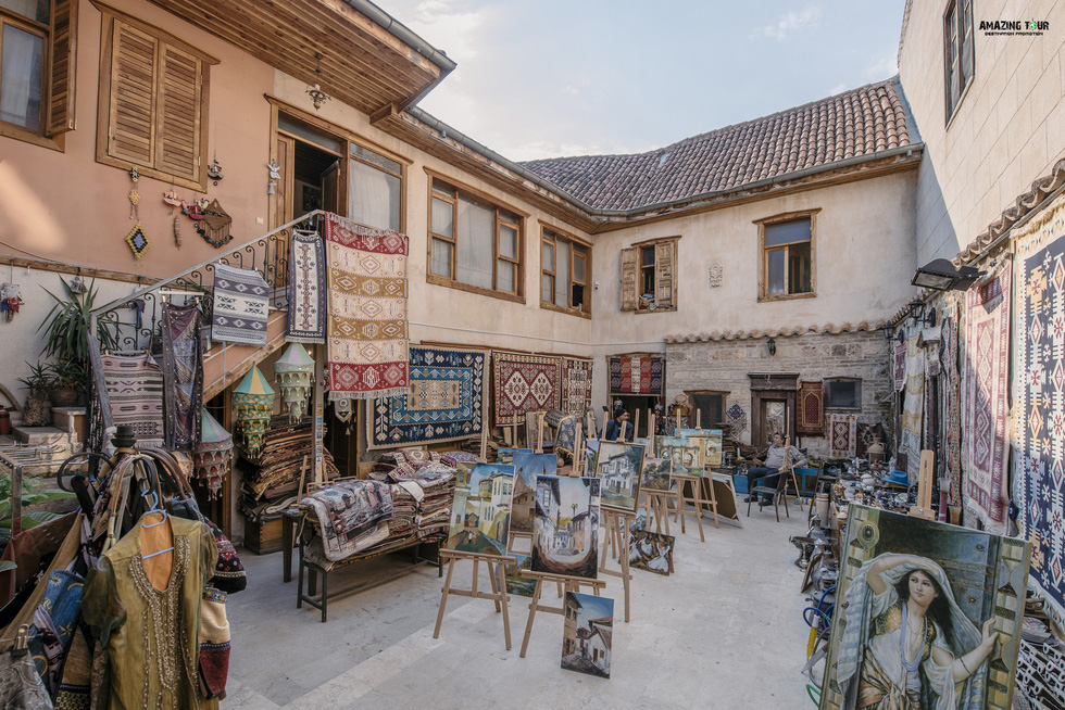 Thảm và tranh trong một cửa hàng đồ cổ ở phố cổ Kaleici, thành phố biển Antalya - Ảnh: BẢO KHÁNH
