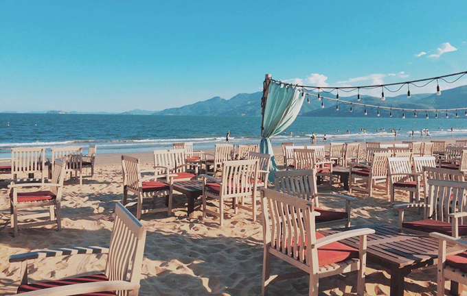 Surf Bar Đây là một trong những quán bar view biển đẹp nhất ở Quy Nhơn, nằm tại ngã ba đường Xuân Diệu giao với đường 31/3. Ngoài vị trí nằm sát bờ biển, quán bar này còn được yêu thích bởi phong cách trang trí đơn giản nhưng tinh tế với bàn ghế gỗ sơn màu trung tính, nhẹ nhàng. Chủ quán còn dựng lên những góc “sống ảo” với xích đu gỗ, cây cảnh và nhiều đèn trang trí. Ngoài cà phê, quán còn phục vụ soda, cacao, nước dừa… với giá 15.000 – 40.000 đồng. Ảnh: vngoc.