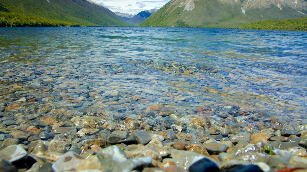 Hiện nay, Blue Lake là một trong những kỳ quan thiên nhiên nổi tiếng nhất New Zealand bất cứ một khách du lịch nào cũng ao ước được đặt chân đến để chiêm ngưỡng vẻ trong suốt như pha lê của nước hồ. Bên cạnh đó, không gian kỳ vĩ, nên thơ của cảnh vật xung quanh hồ cũng là điểm nhấn tại nơi đây. Ảnh: Expedia.