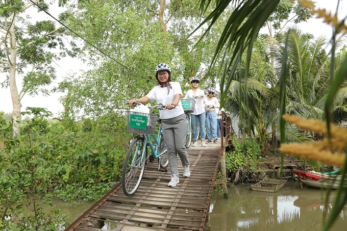 Đạp xe khám phá miệt vườn Ba Láng là điểm dừng chân không mới trên bản đồ du lịch của thành phố Cần Thơ nhưng ít được khách chú ý. Đạp xe đạp quanh xóm nhỏ tại đây là trải nghiệm bạn có thể thử. Tour dài khoảng 3 tiếng, đi qua nhiều điểm tham quan.