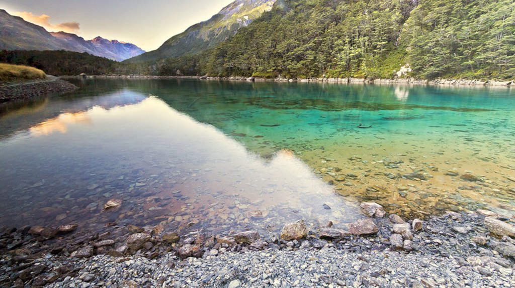 Vào năm 2011, các nhà nghiên cứu của Viện nghiên cứu nước và khí quyển quốc gia New Zealand (NIWA) đã phát hiện Blue Lake có độ trong suốt đến 80 m, được coi là “trong suốt và tinh khiết như nước cất”. Ảnh: Rove.