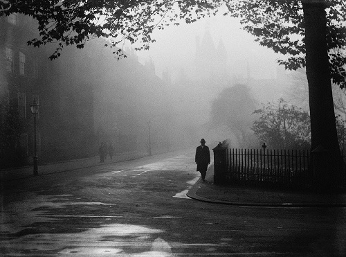 Một ngày sương mù bao trùm một khu vực ở London năm 1932. Ảnh: New York Times.