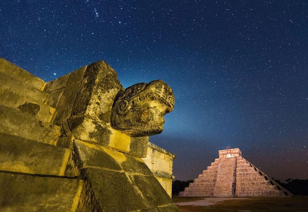 Sáng sớm ngày 23/5, mặt trời lên thiên đỉnh và nằm ở góc phía đông bắc của kim tự tháp. Sau đó, ánh sáng mặt trời sẽ hợp với cầu thang phía tây của kim tự tháp và giếng Holtun. Cenote có thể đã đóng một vai trò quan trọng trong việc xác định nơi xây dựng các tòa nhà của người Maya. Ảnh: 10wallpaper.
