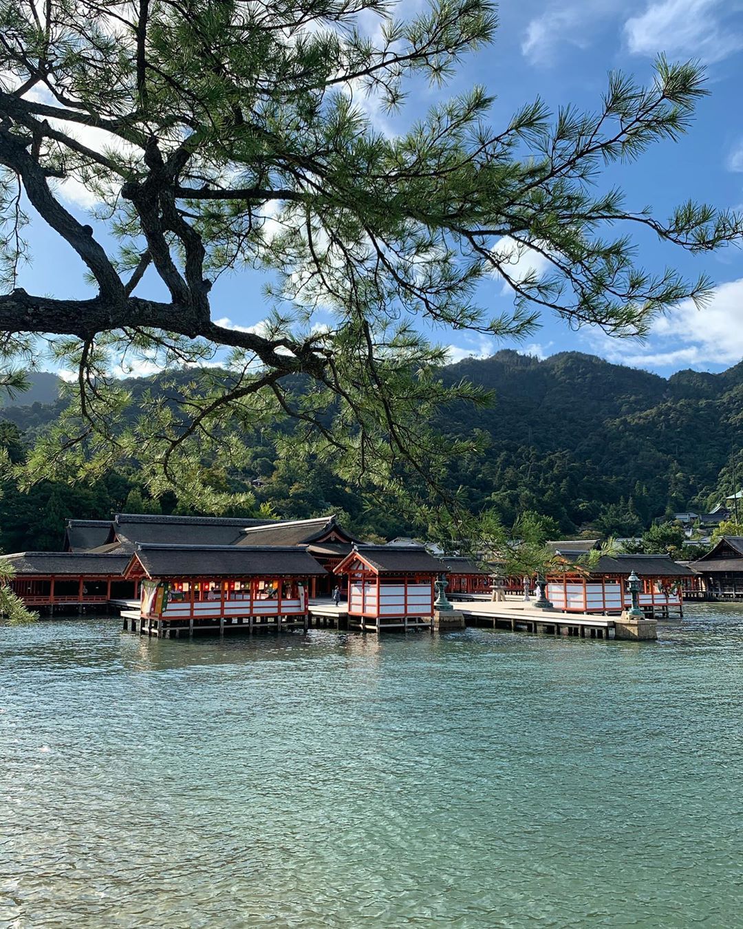  Đền Itsukushima, Hiroshima: Ngôi đền thần đạo được xây dựng vào giữa thế kỷ thứ 13, trên hòn đảo Itsukushima. Đây là nơi thờ phụng 3 nữ thần là con gái của thần biển và bão Susano-o no Mikoto và ngày nay còn thờ tướng Taira no Kiyomori, một người có nhiều đóng góp trong công cuộc xây dựng đền. Khu đền thờ gồm 2 tòa nhà chính: Honsha và Sessha Marodo-jinja, cùng 17 nhà phụ với kiến trúc khác nhau. Công trình được công nhận là di sản văn hóa UNESCO. Ảnh: Travelling Dany.