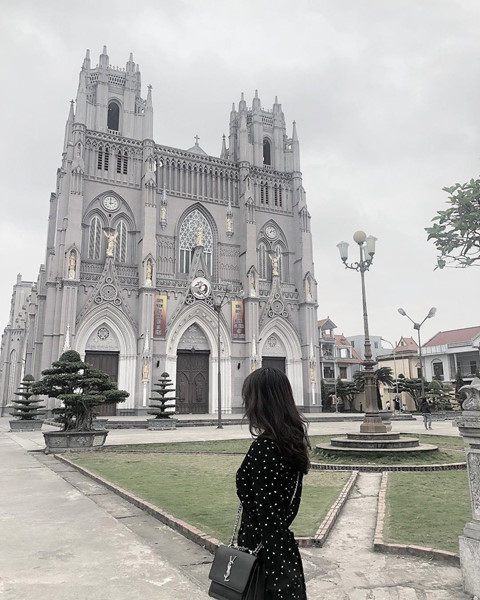 Nhà thờ Phú Nhai: Là một trong những nhà thờ có diện tích lớn và rộng nhất Việt Nam, nhà thờ Phú Nhai mang phong cách kiến trúc Gothic của dấu ấn Tây Ban Nha, sau đó được xây lại theo phong cách kiến trúc Gothic Pháp. Ảnh: Thaont.2511, nhunnocc2011.