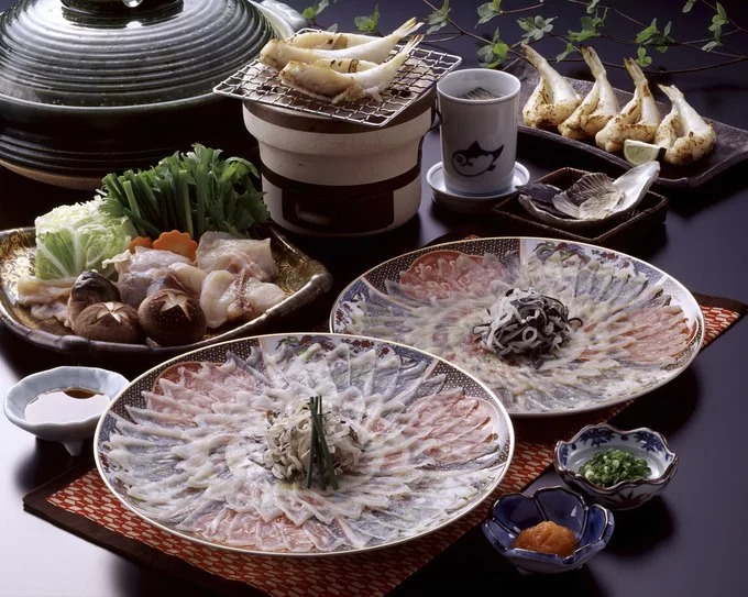 Cá nóc (Fugu): Đây là một trong những món ăn độc nhất thế giới nhưng được người Nhật yêu thích. Fugu có thể chế biến thành nhiều món, trong đó sashimi cá nóc nổi tiếng hơn cả. Trên thực tế, món ăn này không hề rẻ, thực khách thậm chí phải đánh đổi cả mạng sống vì nếu không sơ chế đúng cách, độc tố trong cá có thể gây chết người. Đầu bếp chế biến Fugu phải trải qua nhiều năm đào tạo, thực hành và một cuộc kiểm tra nghiêm ngặt trước khi được cấp giấy chứng nhận hành nghề. Thành phố Shimonoseki được mệnh danh là “Kinh đô cá nóc Nhật Bản”. Ảnh: KPG_Payless.