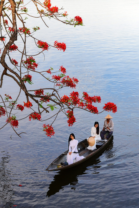 Hệ thống sông Hương có hai nguồn chính, đều bắt nguồn từ dãy núi Trường Sơn. Dòng chính là Tả Trạch dài khoảng 67 km, dòng phụ dài 60 km, chảy uốn quanh qua Kinh thành Huế.