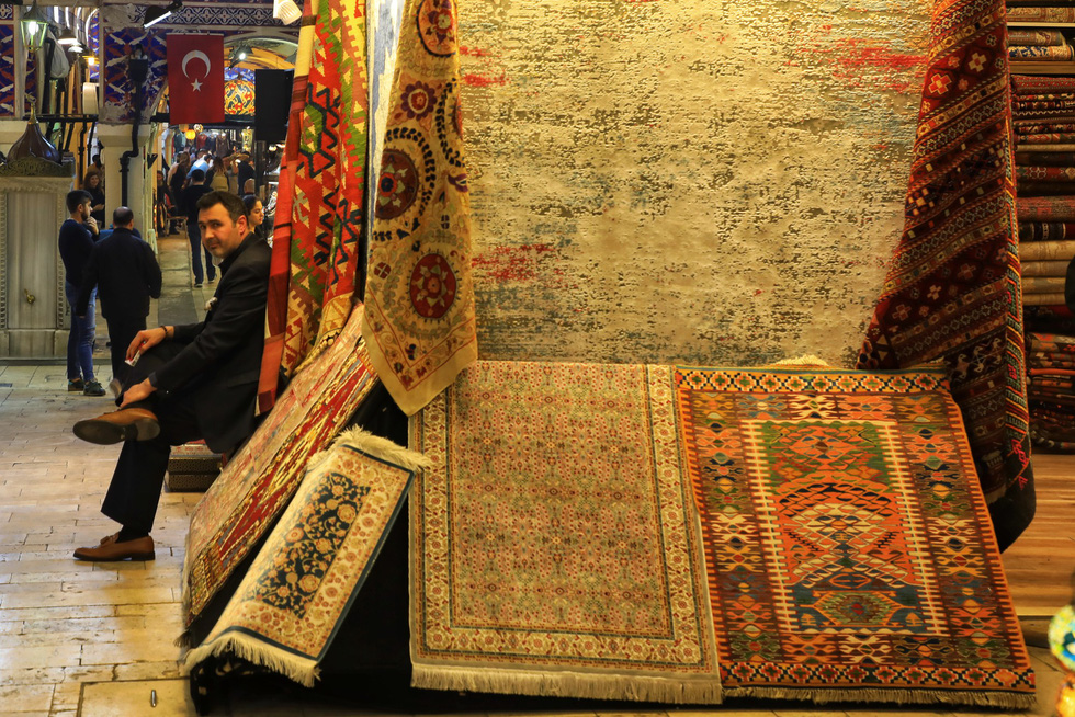 Thảm là đặc sản nổi tiếng thế giới của Thổ Nhĩ Kỳ, với giá từ vài chục USD tới hàng ngàn USD. Giá cả phụ thuộc vào kích thước, chất liệu (truyền thống như cotton, tơ lụa, hay hiện đại như sợi tre...), làm thủ công hay công nghiệp, và đặc biệt là... khả năng trả giá của du khách