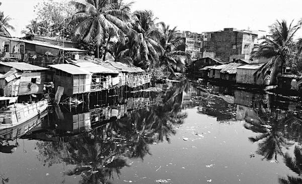 Thị Nghè Không một người Sài Gòn nào không biết đến cây cầu bắc ngang qua khúc kênh Thị Nghè nổi tiếng nối liền quận 1 và quận Bình Thạnh. Theo quyển “Gia Đình thành thông chí” – mục “Trấn Phiên An” được viết bởi Trịnh Hoài Đức, vào năm 1820, Thị Nghè là tên gọi của người dân địa phương đặt cho bà Nguyễn Thị Khánh và cũng là tên được đặt cho cây cầu được bà xây dựng. Người dân kính trọng bà vì công khai hoang đất đai và bắc cầu đi lại qua sông cho dân chúng. Bà còn là vợ của một thư ký lúc đương thời, là trưởng nữ của quan Khâm sai Chánh thống Vân Trường Hầu Nguyễn Cửu Vân. Ảnh: Flickr.