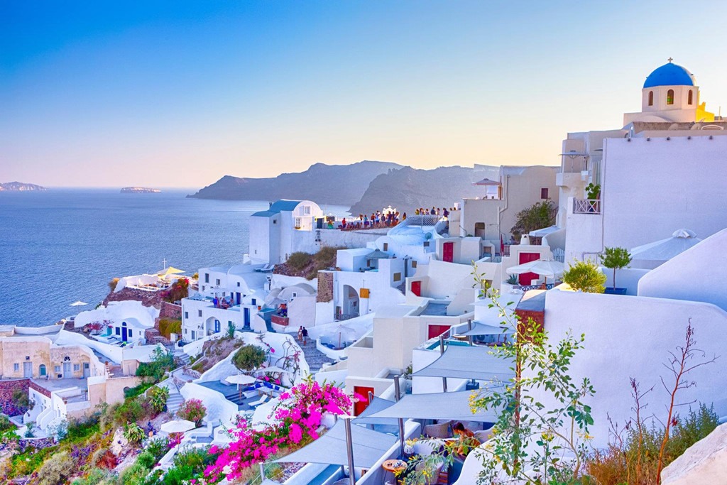 8. Santorini, Hy Lạp: Số lượng du khách quá đông tới Santorini đang gây ra nhiều rắc rối hơn là lợi ích kinh tế mà họ mang lại. Kể từ khi Instagram ra mắt năm 2010, lượng du khách tới đây tăng lên gấp đôi, khoảng 30 triệu người/năm. Số lượng khổng lồ này gây quá tải cho cơ sở hạ tầng của hòn đảo, đồng thời khiến nhiều nơi xuống cấp trầm trọng.