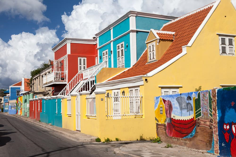 Curacao, quê hương của đội bóng vô địch giải King''s Cup 2019 từng sở hữu cảng biển sầm uất từ thế kỷ 17. Người Hà Lan đã nhận thấy Curacao là địa điểm tiềm năng cho việc trao đổi nô lệ và biến đảo quốc này thành thuộc địa, tập trung khai thác, phát triển kinh tế tại đây.