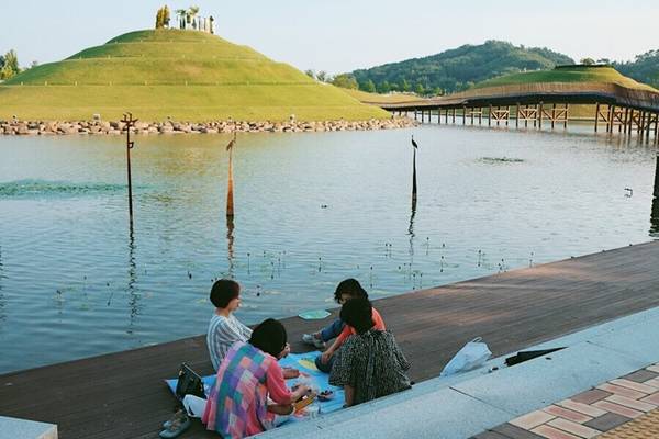Dịp cuối tuần, người dân Hàn Quốc thường cùng bạn bè hoặc gia đình đến đây picnic.
