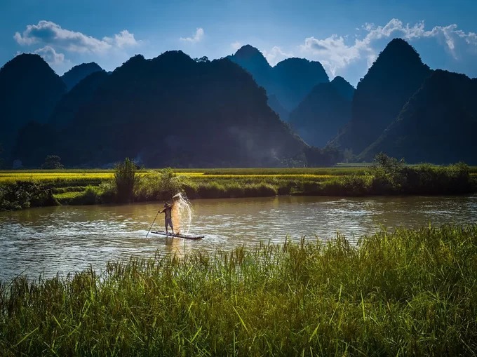 Người dân đánh cá trên dòng Quây Sơn. Non nước vùng Cao Bằng với thác Bản Giốc, sông Quây Sơn, động Ngườm Ngao… là những điểm du lịch nổi tiếng ở Việt Nam. Vào mùa lúa chín, những địa danh này thu hút nhiều khách tham quan và các nhiếp ảnh gia trên cả nước tới ngắm cảnh, chụp hình.