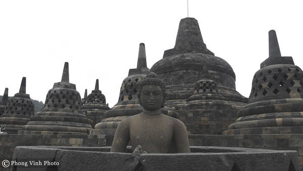 Mỗi năm có hàng triệu tín đồ Phật giáo và khách du lịch hành hương về Borobudur. Hành trình dành hành hương bắt đầu từ dưới chân đền, du khách sẽ đi theo một con đường xung quanh và từ từ đi lên đỉnh cao nhất qua ba tầng. Người ta tin rằng, nếu bạn có thể chạm tay đến chân của bức tượng Phật bên trong tháp chuông trên tầng cao nhất, thì mọi ước muốn của bạn sẽ trở thành hiện thực.