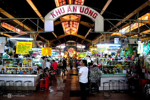 Khu ăn uống bên trong chợ Bến Thành là "thiên đường" ăn vặt nổi tiếng.
