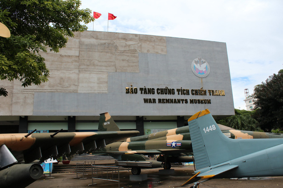 Theo dấu lịch sử tại TP.HCM: Chiến tranh là một phần lịch sử Việt Nam, hiểu về quá khứ sẽ giúp bạn trân trọng hiện tại. Du khách có thể dành vài giờ tham quan các bảo tàng tại TP.HCM và các tượng đài lịch sử. Trong đó, bảo tàng Chứng tích chiến tranh mở cửa từ 1975 trưng bày những bức ảnh, thiết bị quân sự cùng nhiều thông tin về các cuộc chiến.
