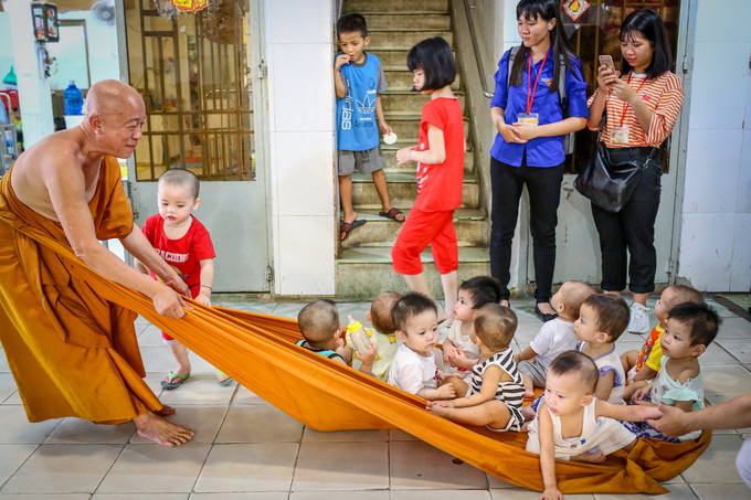 Chùa Kỳ Quang 2 còn là nơi nhận nuôi dưỡng và chăm sóc trẻ bị bỏ rơi, tật nguyền không nơi nương tựa. Sư thầy Thiện Chiếu cho biết, hoạt động này bắt đầu từ năm 1994 đến nay. Hiện nhà chùa đang chăm sóc hơn 240 trẻ, đồng thời dạy học và khám chữa bệnh, phát thuốc nam miễn phí cho hàng nghìn người vào mỗi tuần.