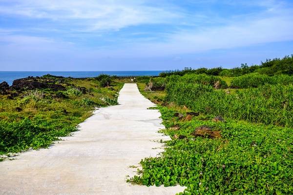  Bãi Sau, bãi tắm đẹp nhất tại đảo bé, nơi trầm tích núi lửa nhô ra mặt biển. Vào buổi sáng sớm cũng như chiều muộn, khi du khách đã về lại đảo lớn, bãi tắm trở nên hoang sơ và đẹp hơn rất nhiều, đó cũng là phần thưởng dành cho những người ở lại.