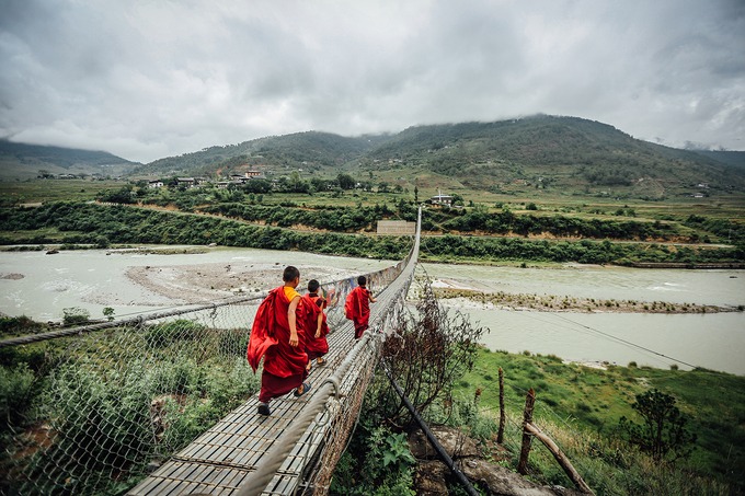 Hành hương đến Bhutan tuyệt vời nhất là tự mình leo bộ qua những dãy núi trùng điệp để đến tu viện Paro Taktsang nằm trên một vách đá cheo leo cao gần 3.000 m so với mực nước biển. Tu viện xây dựng từ hàng trăm năm trước và được bảo tồn nguyên vẹn đến ngày nay. Nơi đây không chỉ trở thành thánh địa linh thiêng của người dân Bhutan, mà còn là "thiên đường" của người leo núi. Ảnh: Shutterstock/s_jakkarin.