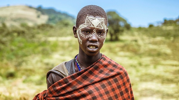 Thiếu niên Maasai vẽ mặt trong thời gian diễn ra nghi lễ trưởng thành