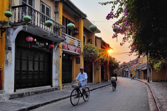 Tay máy Đỗ Anh Vũ, sống và làm việc tại Hội An, cho biết dù đã quen thuộc với mọi ngóc ngách, con đường nhưng anh vẫn bị phố cổ hấp dẫn vào những khoảnh khắc khác nhau.