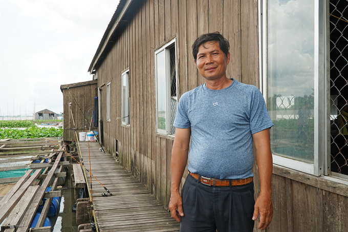 Ông Lý Văn Bon là một trong những chủ bè cá đầu tiên tại khu vực Cồn Sơn. Bè của ông được xây từ những năm 2000 và bắt đầu đón khách tham quan từ tháng 6/2015. "Nuôi cá trên bè cần tính kiên trì bởi cá quý không phải lúc nào cũng bắt được", ông chia sẻ.
