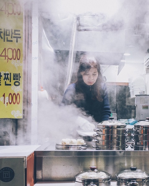 Làn hơi thơm lừng lan tỏa của bánh bao hấp Hàn Quốc - Ảnh: Ken Lee
