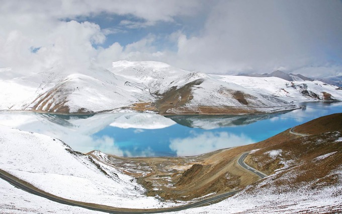 Hồ Yamdrok Với diện tích 638 km2, Yamdrok là một trong ba hồ thánh ở Tây Tạng, nằm ở quận Nagarzê, tỉnh Shannan và cách thành phố Lhasa khoảng 70 km. Yamdrok có nghĩa là “hồ ngọc” trong tiếng Tây Tạng, nổi tiếng bởi màu lam. Ảnh: Make My Trip.