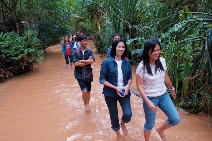  Suối Tiên Suối Tiên là một khe suối nhỏ nằm trong thung lũng cát, đường Huỳnh Thúc Kháng, phường Hàm Tiến. Với khung cảnh thiên nhiên hoang sơ được tạo nên từ những mỏm đá, cát, dòng nước, nơi đây như một bức tranh phong cảnh hữu tình nếu nhìn từ trên cao. Để khám phá, bạn đi bộ len lỏi trong dòng nước đỏ nặng phù sa.